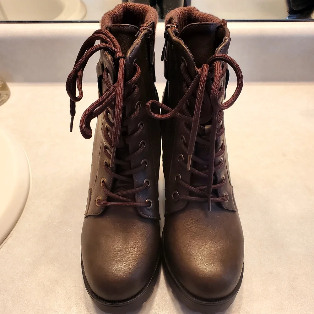 DREAM PAIRS Lace up Combat Ankle Chunky Heeled Boots Like New!